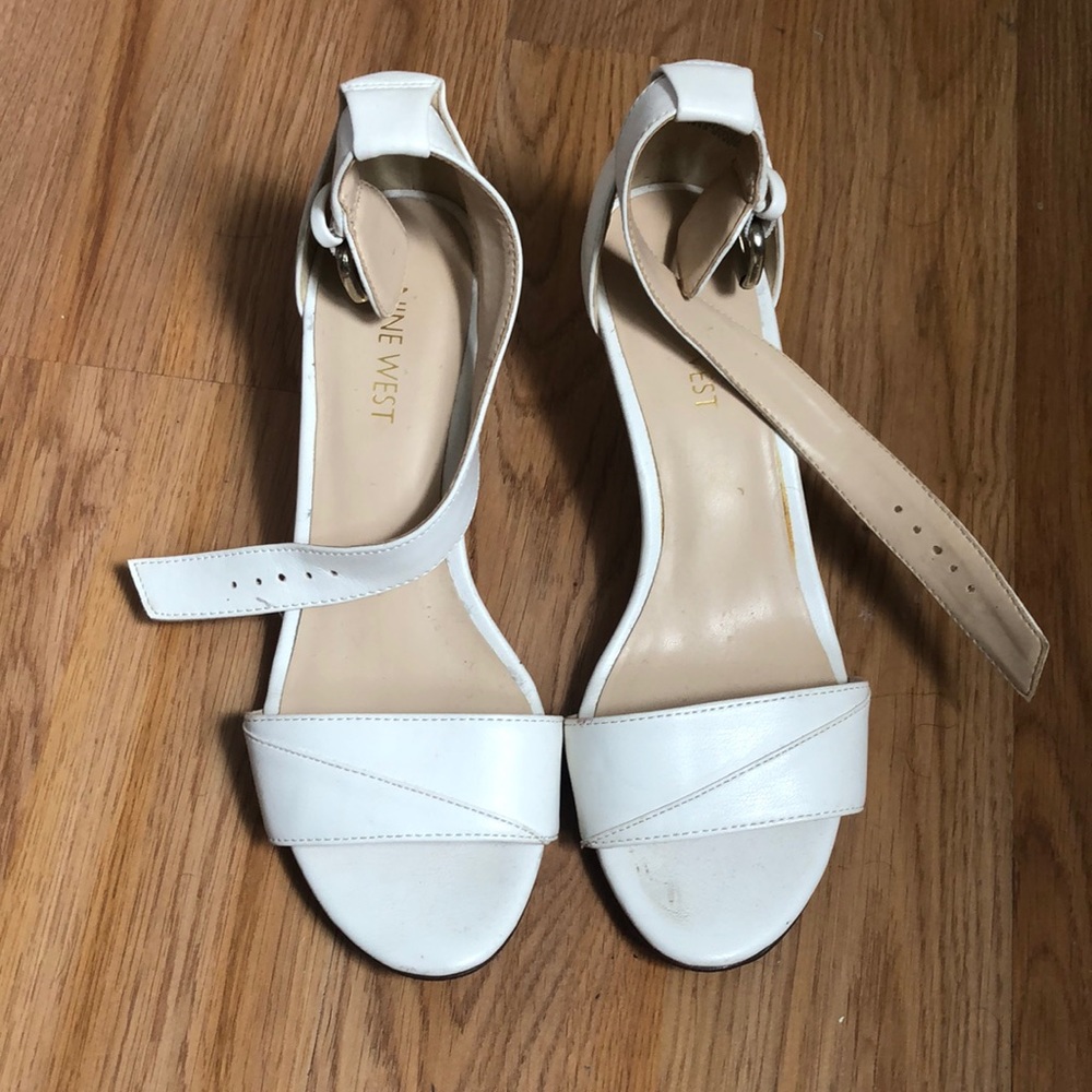 White staple wedges